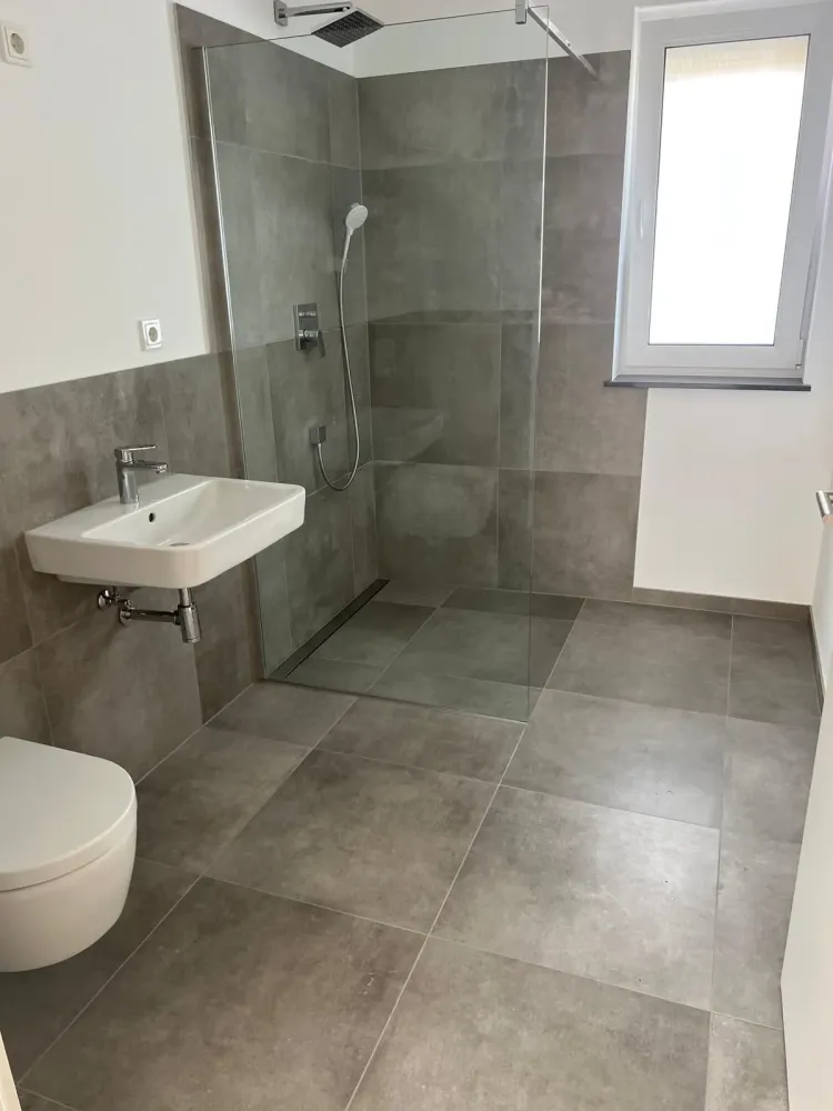 Salle de douche texture pierre