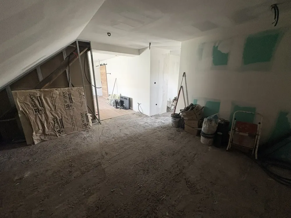 Pièce en rénovation sous toiwebp